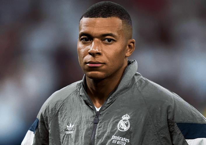 离谱！皇马队医误诊姆巴佩伤情：左膝受伤却被误诊为右膝