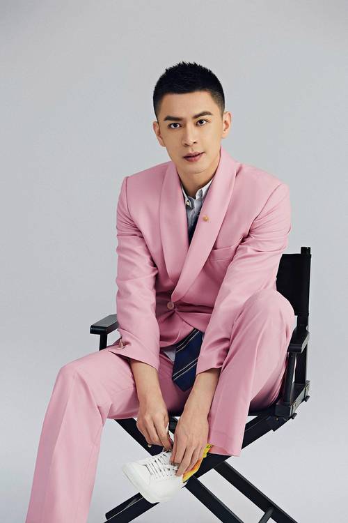 帅气依旧！杨鸣更新社媒晒个人照：北漂