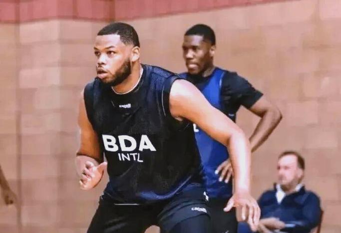 末节12分！记者：斯佩尔曼应该成为北京队第四节的外援人选