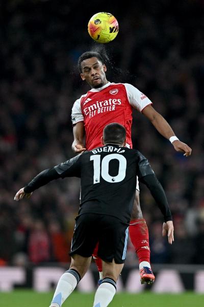 阿森纳若如愿捧起联赛杯冠军本期待香槟酒灌满奖杯_英超直播