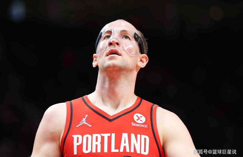 库卢社媒发文：一瘸一拐是因为膝盖进行了一次小手术，现在很好