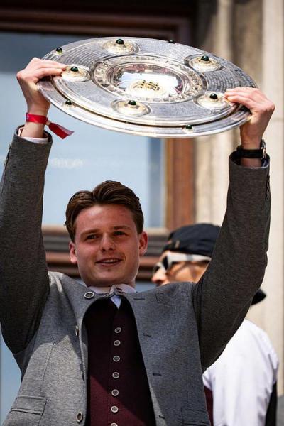 乌尔比希因伤退出，德天空：纳格尔斯曼补招奥格斯堡门将达门