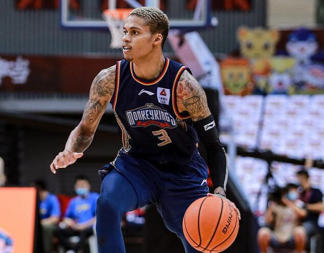 合力输出！约瑟夫杨20中13怒轰30分9助米奇10中6砍下21分12板