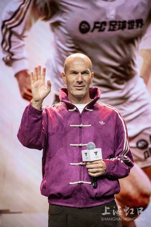 麦卡利斯特社媒晒日常照片：带娃、理发、身穿齐达内5号球衣