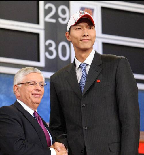 易建联在cba的年薪是多少，易建联在cba年薪多少2019