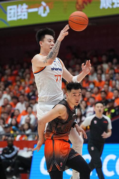 洛夫顿20+9上海客场大胜山东 大比分2-0横扫对手晋级四强